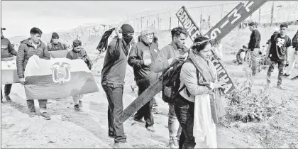  ?? ?? ▲ María Patajalo y compañeros presentan el Víacrucis del Migrante en Ciudad Juárez, Chihuahua, en la la frontera con El Paso, Texas. Foto Ap
