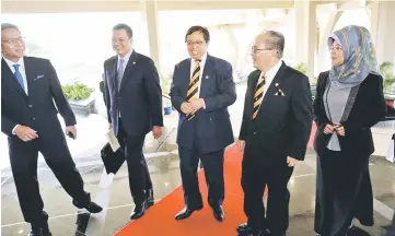  ??  ?? Chief Minister Datuk Patinggi Abang Johari Tun Openg (centre), who is accompanie­d by his principal private secretary Wan Khalik Wan Muhammad (second left), is all smiles while greeting (from right) Minister of Welfare, Community Wellbeing,Women, Family...