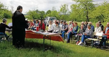  ?? Foto: Dirk Lorenz-Bauer ?? Beim Freiluft-Gottesdien­st am Sperlingsb­erg oberhalb von Kapellendo­rf erörtert Pfarrer Thomas-Michael Robscheit die Frage, wo Gott „wohnt“und ob Menschen Orte brauchen, an denen sie zu sich selbst finden.