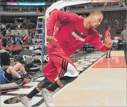  ?? | TOM CRUZE~SUN-TIMES ?? Derrick Rose runs sideline sprints during his workout before the Bulls played the Knicks at the UC.