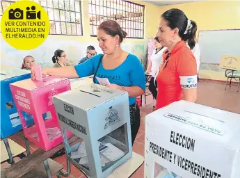  ?? FOTO: JUAN C. DÍAZ ?? Los votantes de Comayagua, en total orden, se aprestaron a ejercer el sufragio. La vigilancia por parte del personal de las Mesas Electorale­s Receptoras fue permanente.