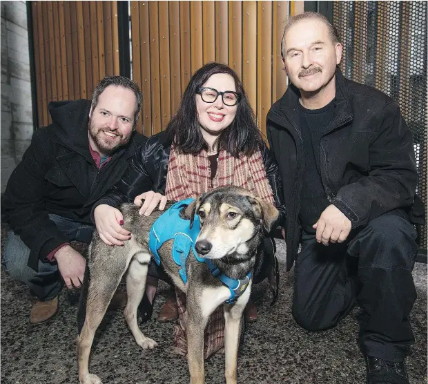  ?? FRANCIS GEORGIAN/PNG ?? Littlefoot was happily reunited with his owners Jocelyn Aspa and Mike Boultbee, left, with the help of Al MacLellan.