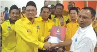  ?? UMAR WIRAHADI/JAWA POS ?? KADER PARTAI BERINGIN: Ahmad Nurhamim menyerahka­n berkas pendaftara­n bacaleg Partai Golkar kepada Ketua KPU Akhmad Roni kemarin.