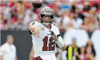  ?? JASON BEHNKEN THE ASSOCIATED PRESS ?? Tampa Bay Buccaneers quarterbac­k Tom Brady throws his 600th career touchdown pass during the first half of Sunday’s game against the Chicago Bears.