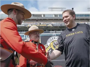  ?? - La Presse canadienne ?? Le chef conservate­ur Andrew Scheer, plus tôt cette semaine, lors d’une partie de la Ligue canadienne de football à Hamilton. À la une, le premier ministre Justin Trudeau.