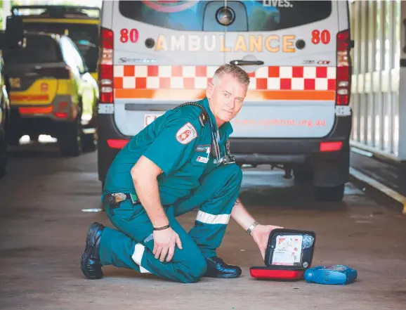  ?? Picture: GLENN CAMPBELL ?? St John NT intensive care paramedic Paul Pulliene with a defibrilla­tor. The aim is to see charitable organisati­ons place 1000 units in public spaces