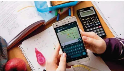  ?? FOTO: SVEN HOPPE/DPA ?? An die Regel, das Smartphone im Unterricht ausgeschal­tet zu lassen, halten sich nach Ansicht des Schulpsych­ologen nur wenige Schüler.