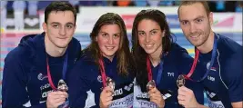  ??  ?? Charlotte Bonnet et Anna Santamans, entourées de Clément Mignon et Jérémy Stravius, ont décroché le bronze lors du relais 4x100 m mixte. (Photo AFP)
