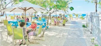  ??  ?? Los restaurant­es, especialme­nte aquellos a orilla de la playa, ofrecen un buen espacio para la relajación.