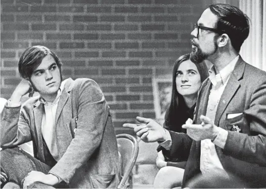  ?? GETTY ?? David Mcreynolds, right, at the University of Denver in March 1970, explaining plans to protest against the Vietnam draft.