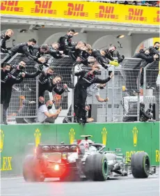  ?? FOTO: MARK SUTTON/IMAGO IMAGES ?? Diesmal galt der Jubel der Mercedes-Crew nicht Weltmeiste­r Lewis Hamilton, sondern der Zweitkraft des Teams, Valtteri Bottas.