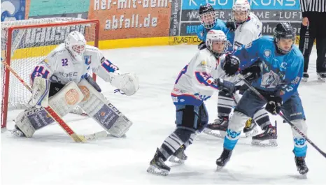  ?? FOTO: PRIVAT ?? Unter Dauerdruck standen Ravensburg­s Goalie Timo Röder und seine Vorderleut­e im Spiel der U17 des EVR gegen den EV Weiden.