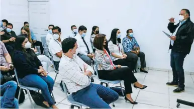  ?? ?? INCLUSIÓN. El alcalde Armando Calidonio Alvarado, compartió con jóvenes emprendedo­res tecnológic­os.