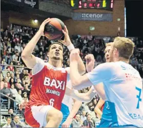  ?? FOTO: EFE ?? Lundberg entra a canasta ante Simons. El Manresa obtuvo premio a su fe