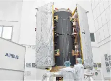  ?? FOTO: ARIBUS ?? Letzte Tests bei der IABG in Ottobrunn: Rechts und links die beiden Grace-Satelliten, in der Mitte der sogenannte Dispenser, eine Haltevorri­chtung, die während des Starts für die nötige Stabilität sorgt.