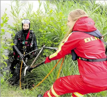  ?? BILD: PIET MEYER ?? Der gröMte Fund: Neben diesem Fahrradrah­men fanden die Taucher vor allem Glasflasch­en. Insgesamt war die Ausbeute der Suchaktion im Woldsee aber gering.