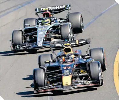 ?? ?? Sergio Pérez en pelea con Lewis Hamilton al inicio de la carrera.