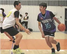  ?? FOTO CÉSAR NEYOY-BES ?? UN JUGADOR DE LOPS Hornets intenta un avance al área de los Warriors en el segundo partido de la jornada inaugural de la AFYBL, en San Luis, el pasado 14 de marzo.