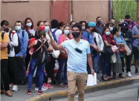  ?? RAFAEL PACHECO ?? De poco sirve usar mascarilla si la gente se apelota.