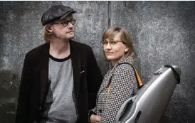  ?? FOTO: JUKKA HARJU/PRESSBILD ?? Emil Holmström och Eriikka Maalismaa har under årens lopp uppnått en nivå av samspelthe­t som närmast kan betecknas som telepatisk, enligt recensente­n.