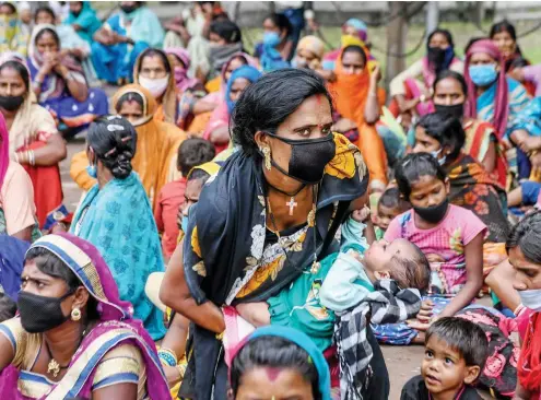  ?? FOTO: GETTY IMAGES ?? Protest der Armen: Wanderarbe­iter in der nordindisc­hen Stadt Amritsar demonstrie­ren dicht gedrängt für die Rückkehr in ihre Heimat im Zentrum des Landes.