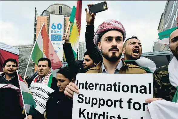  ?? JOHN THYS / AFP ?? Activistas kurdos se manifestar­on ayer en Bruselas para denunciar la pasividad de la UE ante el conflicto del Kurdistán iraquí