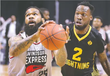  ?? DAN JANISSE ?? Justin Moss, left, of the Windsor Express battles Cameron Lard of the London Lightning on Tuesday at the WFCU Centre.