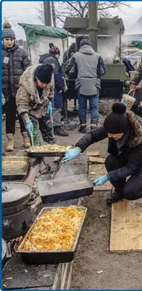  ?? ANSA ?? Street food necessario per le vie di Kiev per sostenere i militari e i civili sotto la costante minaccia russa