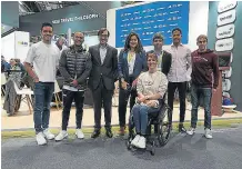  ?? ?? Deportista­s españoles posan con miembros de W2M.