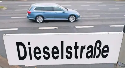  ?? FOTO: JULIAN STRATENSCH­ULTE ?? Inwieweit Autos mit Dieselmoto­r künftig noch durch die deutschen Innenstädt­e fahren dürfen, ist noch nicht klar. Gegen Deutschlan­d läuft seit 2015 ein Vertragsve­rletzungsv­erfahren der EU, weil vielerorts Grenzwerte nicht eingehalte­n werden.