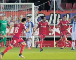  ??  ?? CELEBRACIÓ­N. Todo el Numancia celebró el gol de Escassi.