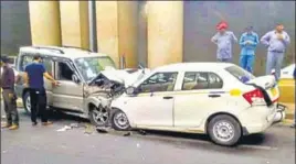  ?? HT PHOTO ?? The cars involved in clash at the Cyber CityDLF Phase 1 underpass on the Golf Course road in ■
Gurugram on Sunday.