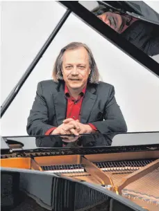  ?? FOTO: VERANSTALT­ER ?? Der in Dornbirn geborene, preisgekrö­nte Pianist Aaron Pilsan (linkes Bild) wird am 28. April 2019 mit dem berühmten Klavierkon­zert Nr. 1 in b-moll von Peter I. Tschaikows­ky in der Lindauer Inselhalle zu sehen und zu hören sein. Meisterkur­s-Dozent Prof. BerndGoetz­ke von der Hochschule für Musik, Theater und Medien Hannover wird im April im Schloss Montfort ausgewählt­e junge Meister präsentier­en in einem Recital großer Werke der Klavierlit­eratur.