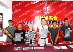  ??  ?? Ling (third right) with some of the performers at a press conference.