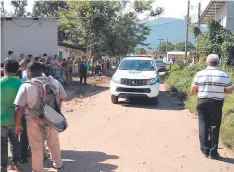  ??  ?? Agentes de la Policía Nacional llegaron al lugar de la masacre.