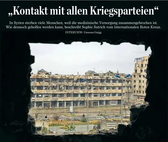  ??  ?? Obwohl große Teile der syrischen Stadt Homs zerstört sind, leben hier noch Menschen. Viele sterben an banalen Krankheite­n.