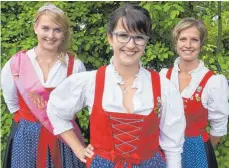  ?? FOTO: REICH-RECLA ?? Theresa Walser (Mitte) von der Musikkapel­le Bühl möchte Miss ASM werden. Sie tritt ein schweres Erbe an: Aktuelle Miss ASM ist ihre Schwester Christa, links. Ehemalige Miss ASM (2010) ihre Schwester Claudia, rechts.