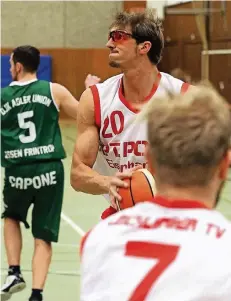  ?? FOTO: UWE MISERIUS ?? Center Patrick Braun (mit Ball) konnte die Niederlage des LTV nicht verhindern, war mit zwölf Punkten aber zweitbeste­r Werfer seines Teams.