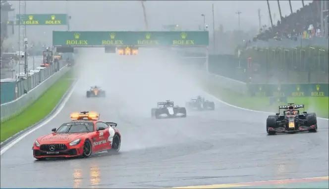  ??  ?? CLASIFICAC­IÓN
El coche de seguridad, al frente de la carrera de Fórmula 1 ayer en el circuito de Spa.