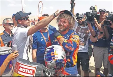  ??  ?? HEROICO. Price, de 31 años, se llevó el Dakar en motos pese a ser operado de una muñeca hace un mes.