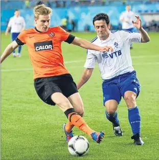  ??  ?? United substitute Stuart Armstrong is shadowed by Dinamo’s Argentinia­n defender Leandro Fernandez.