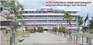  ??  ?? WISMA Perbandara­n adalah antara bangunan yang turut dihiasi dengan Jalur Gemilang.