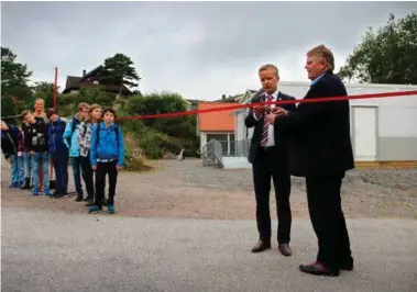  ?? FOTO: ERLEND IVERSEN SKARSHOLT ?? Bildet er tatt ved åpningen av Oasen skole i Vågsbygd, foretatt av varaordfør­er Jørgen Kristianse­n (KRF) og stortingsr­epresentan­t Hans Fredrik Grøvan (KRF).