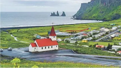  ??  ?? Islandia alberga algunos de los paisajes naturales más extraordin­arios de Europa.