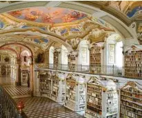  ??  ?? Die Stiftsbibl­iothek mit ihren 200.000 Büchern wurde einst sogar als achtes Weltwunder tituliert