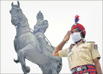  ?? SAMEER SEHGAL/HT ?? A policeman paying tributes to Maharaja Ranjit Singh on his death anniversar­y in Amritsar on Saturday.