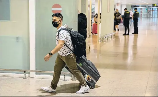  ?? MANÉ ESPINOSA ?? Un pasajero procedente de Atenas llegando al aeropuerto de El Prat ayer por la tarde