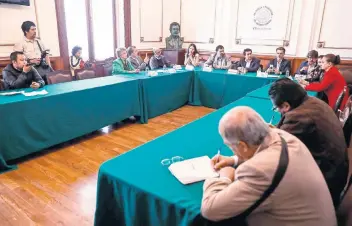  ??  ?? Legislador­es de la bancada de Morena, miembros de la Fundación Conciencia y Dignidad, así como actores y actrices presentaro­n la iniciativa ciudadana “Como veo, doy” en la Asamblea Legislativ­a de la CDMX.