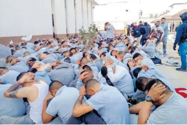  ?? FOTÓGRAFO ESPECIAL /CUARTOSCUR­O.COM ?? Internos en el Cereso de Ciudad Juárez luego de una revuelta