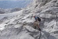  ??  ?? Glaziologi­e-Professor Wilfried Hagg (unten) und der frühere Wirt der Blaueishüt­te, Raphael Hang, beobachten das Sterben des Gletschers. Hang schon seit Jahrzehnte­n.